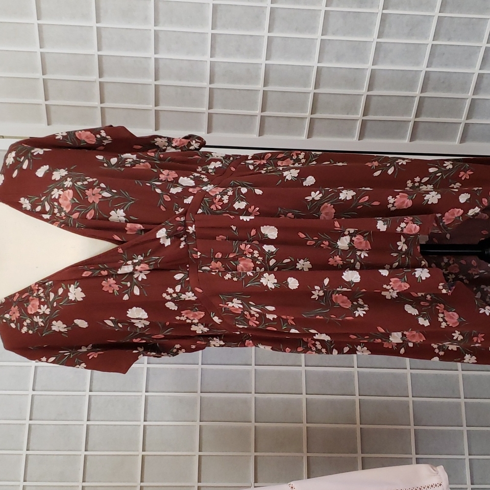 Torrid size 4 hi-lo top rust color with cream pink flowers. Short sleeve